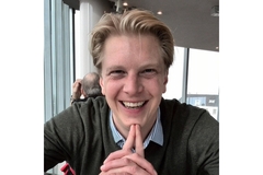 Christiaan van Doornik, general manager of Benelux at Oatly smiling with his hands on his chin.